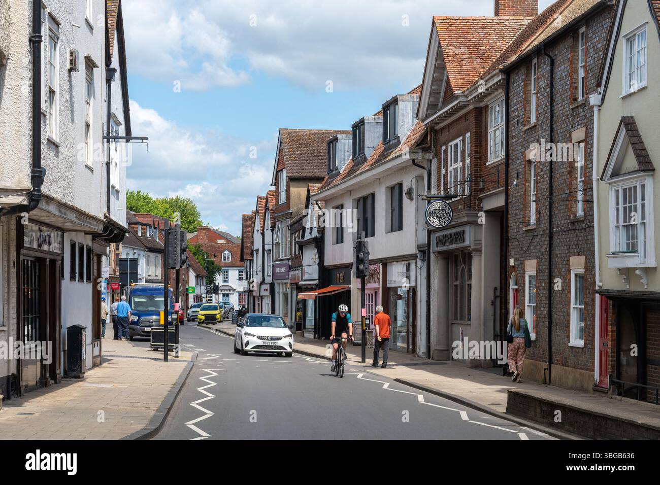 Visita Stert Street nel centro di Abingdon, Oxfordshire, Inghilterra, Regno Unito, con un ciclista Foto Stock