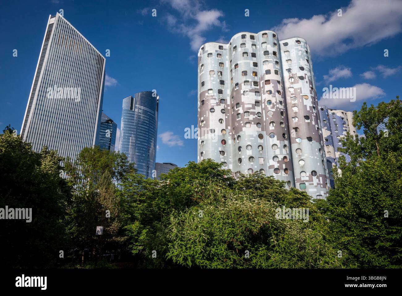 Tours Aillaud, conosciuta anche come Tours Nuages o "Cloud Towers", una tenuta residenziale a Nanterre e torri de la Défense. Parigi, Francia Foto Stock