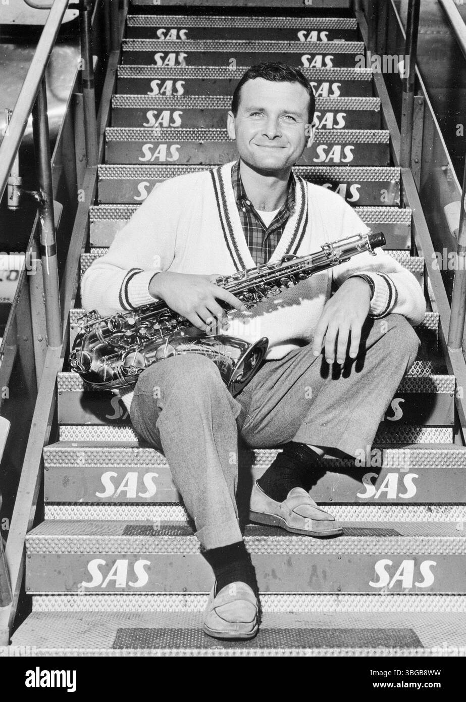 Stan Getz, nato Stanley Gayetski (New York, 2 febbraio 1927 – New York, 6 giugno 1991), è stato un sassofonista statunitense. Suonando principalmente il sassofono tenore, Getz era conosciuto come "The Sound" a causa del suo tono caldo e lirico. Salendo alla ribalta alla fine degli anni '1940 con la big band di Woody Herman, Getz è descritto dal critico Scott Yanow come "uno dei più grandi sassofonisti di tenore di tutti i tempi". Foto Stock