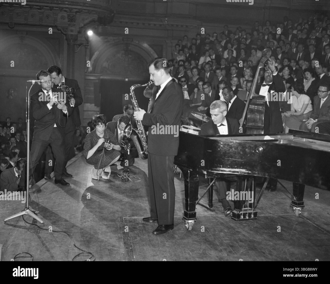 Stan Getz, nato Stanley Gayetski (New York, 2 febbraio 1927 – New York, 6 giugno 1991), è stato un sassofonista statunitense. Suonando principalmente il sassofono tenore, Getz era conosciuto come "The Sound" a causa del suo tono caldo e lirico. Salendo alla ribalta alla fine degli anni '1940 con la big band di Woody Herman, Getz è descritto dal critico Scott Yanow come "uno dei più grandi sassofonisti di tenore di tutti i tempi". Foto Stock