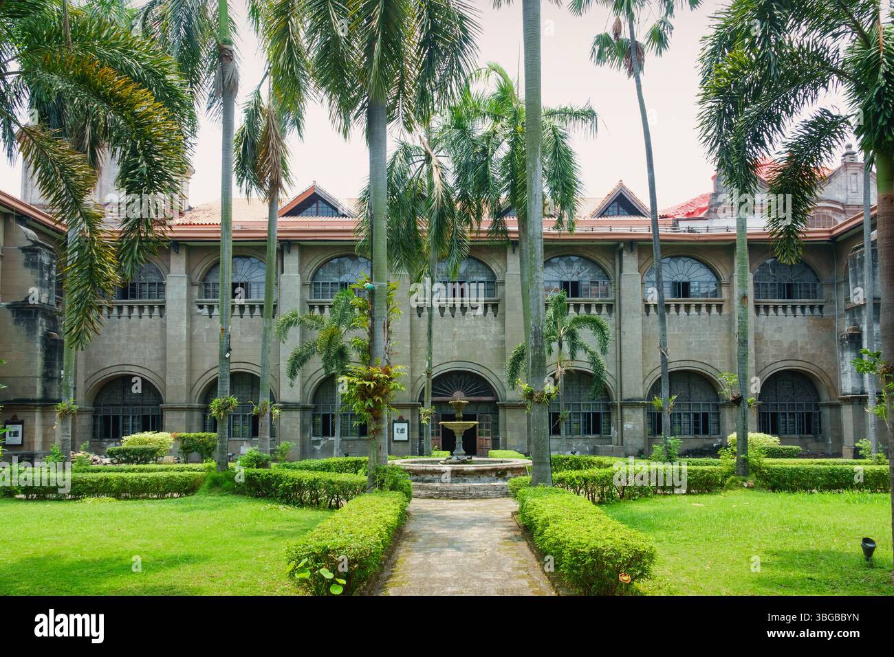 Il giardino interno della chiesa di San Agustin a Intramuros, Manila, Filippine, sito patrimonio dell'umanità dell'UNESCO. Foto Stock