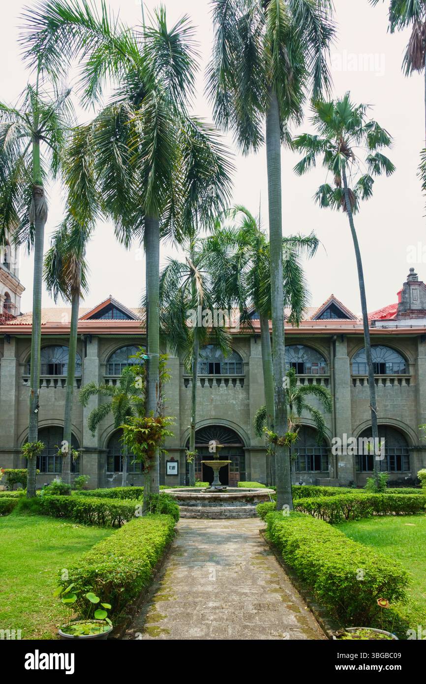 Il giardino interno della chiesa di San Agustin a Intramuros, Manila, Filippine, sito patrimonio dell'umanità dell'UNESCO. Foto Stock