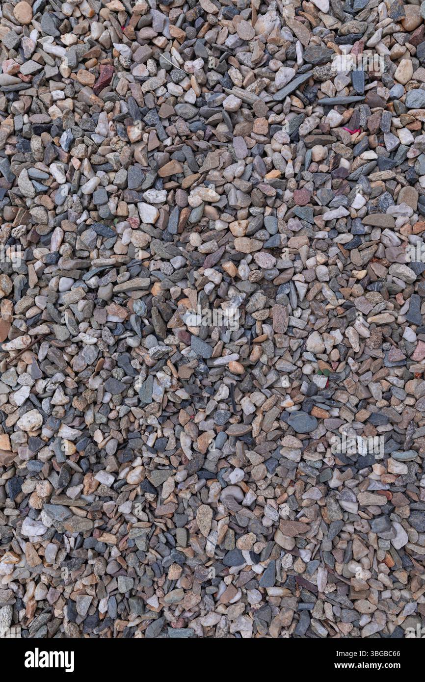 Vista dall'alto verso il basso della consistenza di ghiaia sciolta con varie pietre e frammenti di roccia frantumati, ideale per trame digitali, motivi senza cuciture, materiale paesaggistico Foto Stock