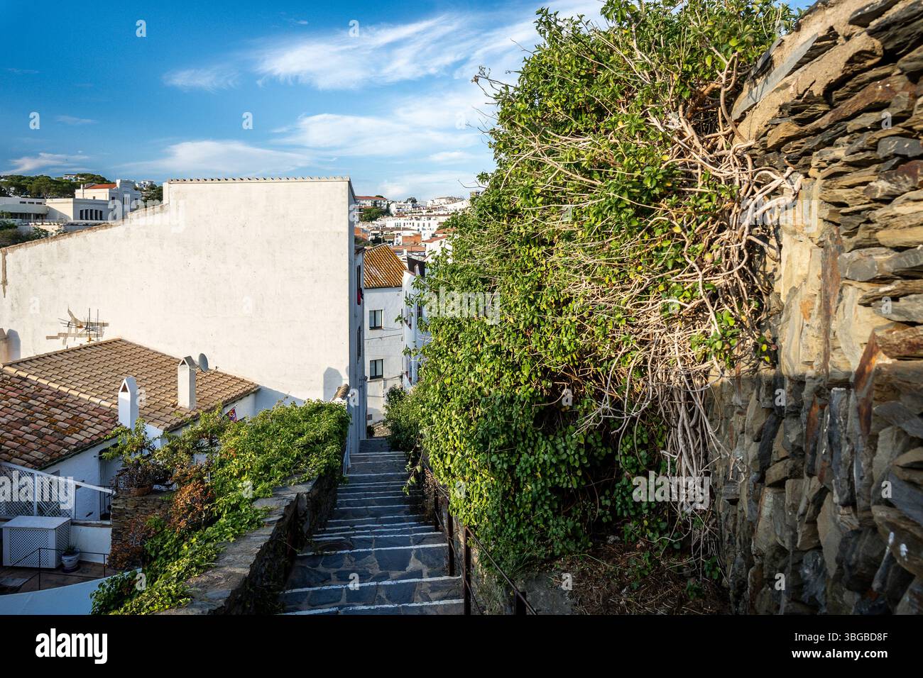 Scale di pietra tra gli edifici nell'affascinante quartiere di Cadaques, Spagna Foto Stock