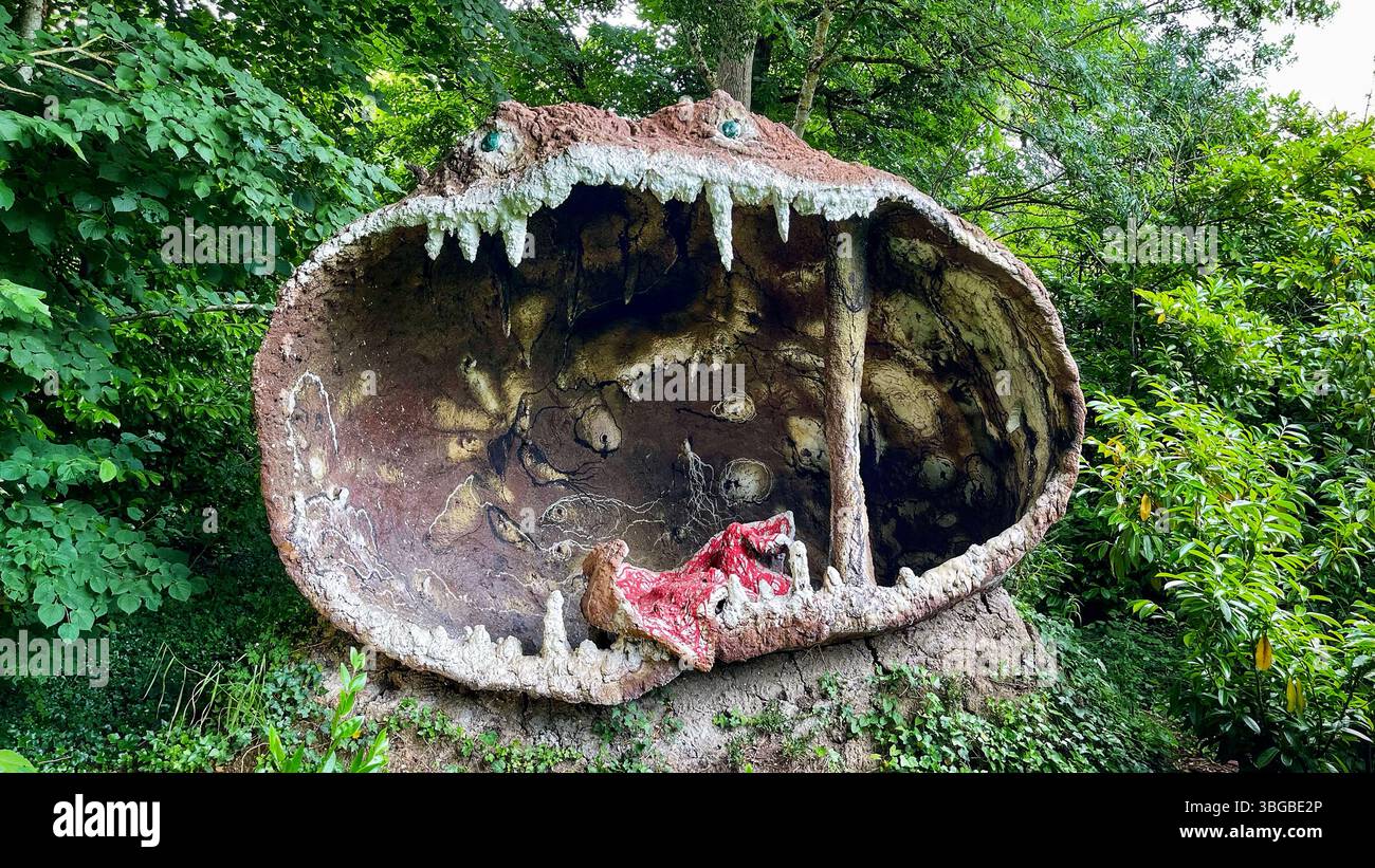 La spaventosa scultura "la Grotte Chaumont" di Miquel Barcelo si trova nel bosco del Domaine de Chaumont-sur-Loire, in Francia Foto Stock