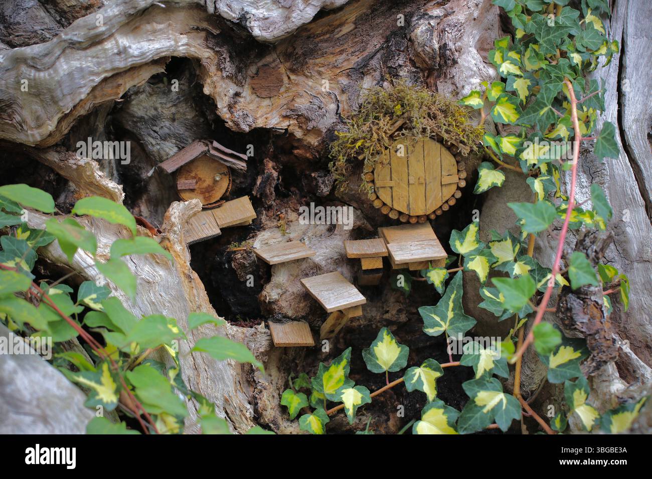 Piccole case boschive nel Giardino segreto o 'le Jardin Secret' degli artisti Charles Defontaine e Romain Stivala, Chateau Chaumont-sur-Loire, Francia Foto Stock
