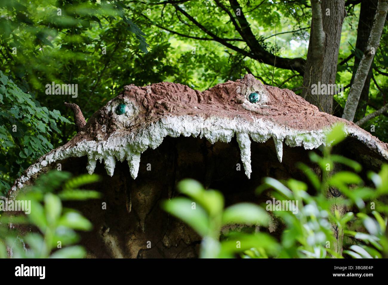 La spaventosa scultura "la Grotte Chaumont" di Miquel Barcelo si trova nel bosco del Domaine de Chaumont-sur-Loire, in Francia Foto Stock