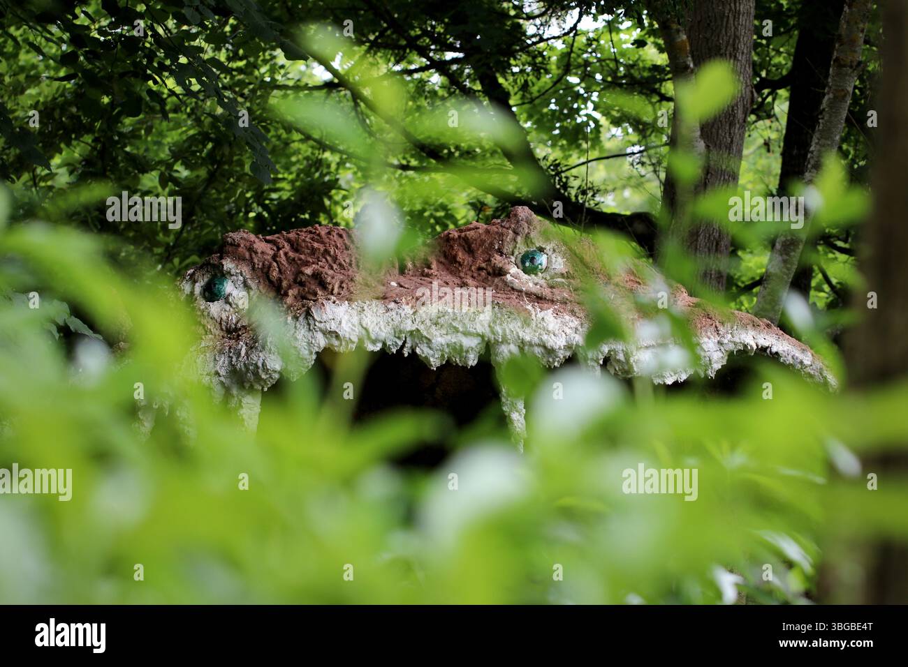 La spaventosa scultura "la Grotte Chaumont" di Miquel Barcelo si trova nel bosco del Domaine de Chaumont-sur-Loire, in Francia Foto Stock