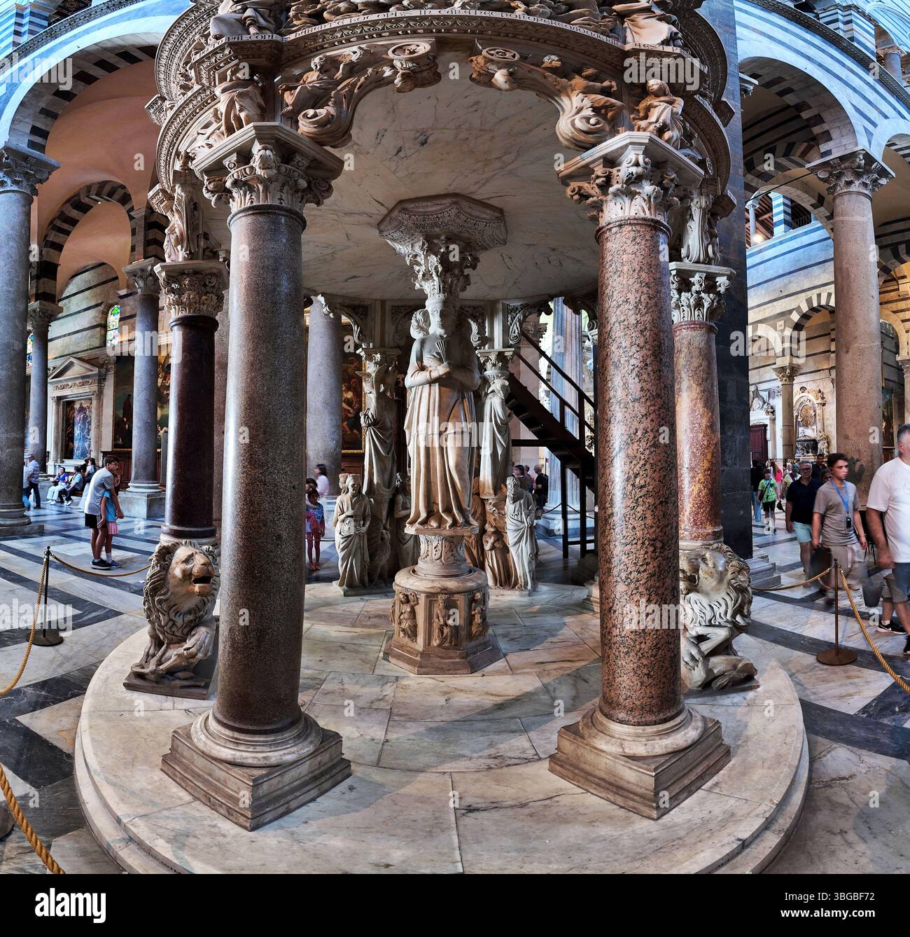 Pisa, Toscana, Italia: Particolare dell'interno della Cattedrale di Pisa, la Cattedrale di Santa Maria Assunta, è la cattedrale dell'Arcidiocesi di Pis Foto Stock