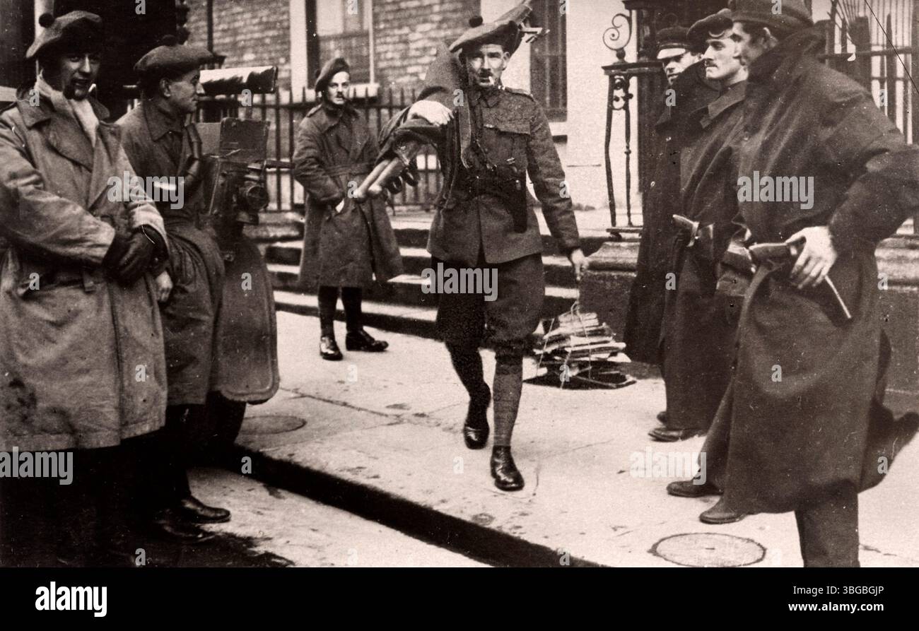Le truppe britanniche (Scottish Division) perlustrano la casa del leader del Partito Repubblicano irlandese (Sinn Féin) Michael Collins a Dublino durante la guerra d'indipendenza irlandese Dublino (Irlanda), 1920. Archiviare le fotografie della guerra civile irlandese degli anni '1920 Foto Stock