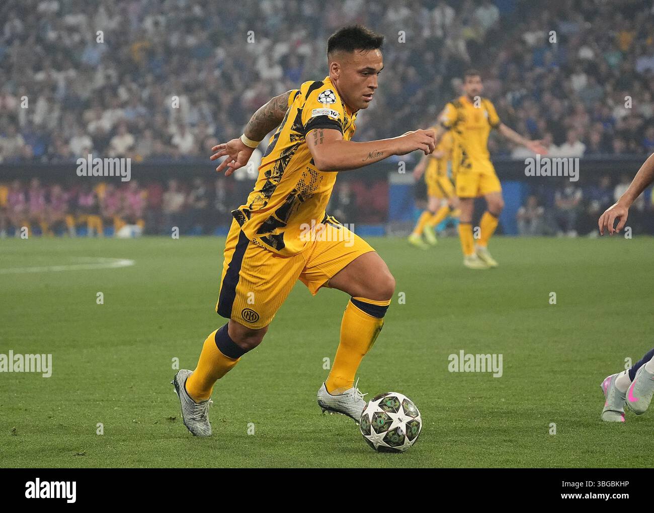 Monaco di Baviera, Germania - 31 maggio 2025: Lautaro Martinez dell'Inter (#10) controlla una palla durante la finale di UEFA Champions League contro il Paris Saint-Germain all'arena di Monaco di Baviera, Germania Foto Stock