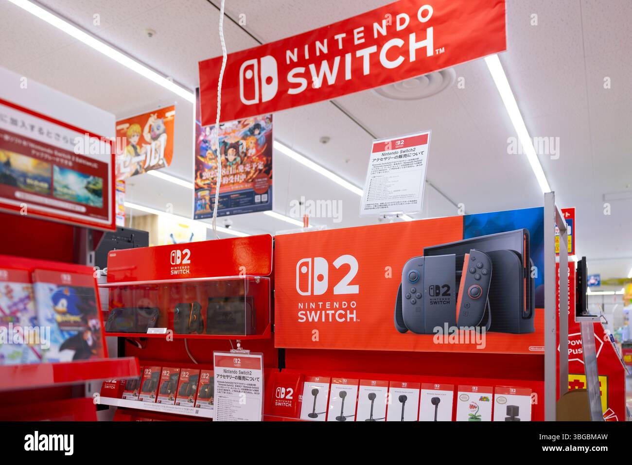 Nintendo Switch 2 e accessori all'interno di un negozio di elettronica a Yokohama, Giappone, un giorno prima dell'inizio degli sconti ufficiali, il 5 giugno 2025. Crediti: Stanislav Kogiku/AFLO/Alamy Live News Foto Stock