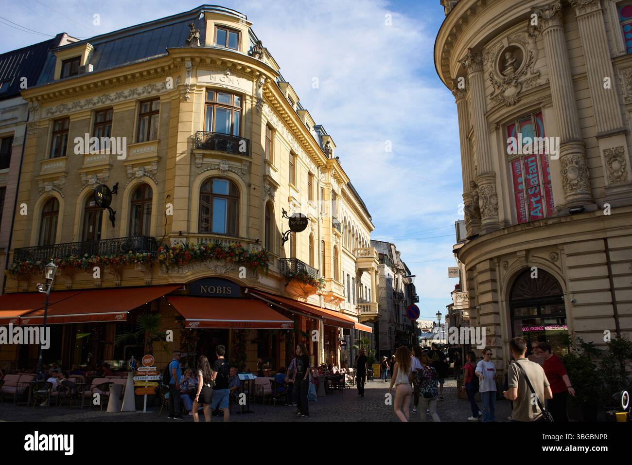 Bucarest, Romania. 2 giugno 2025: Strade in stile antico con case dalla splendida architettura, bar, pub, caffetterie, ristoranti, terrazze o discoteca Foto Stock