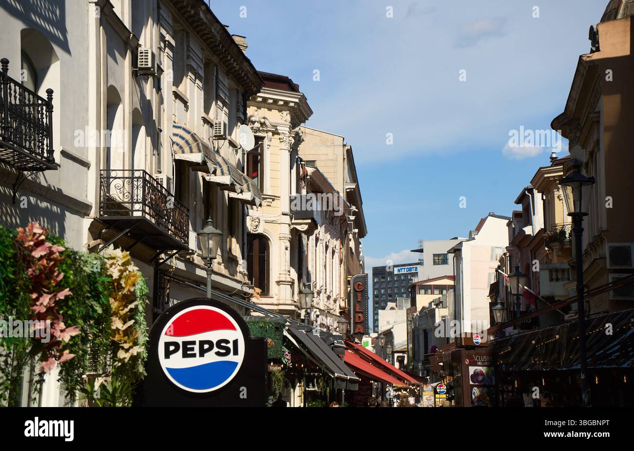 Bucarest, Romania. 2 giugno 2025: Strade in stile antico con case dalla splendida architettura, bar, pub, caffetterie, ristoranti, terrazze o discoteca Foto Stock