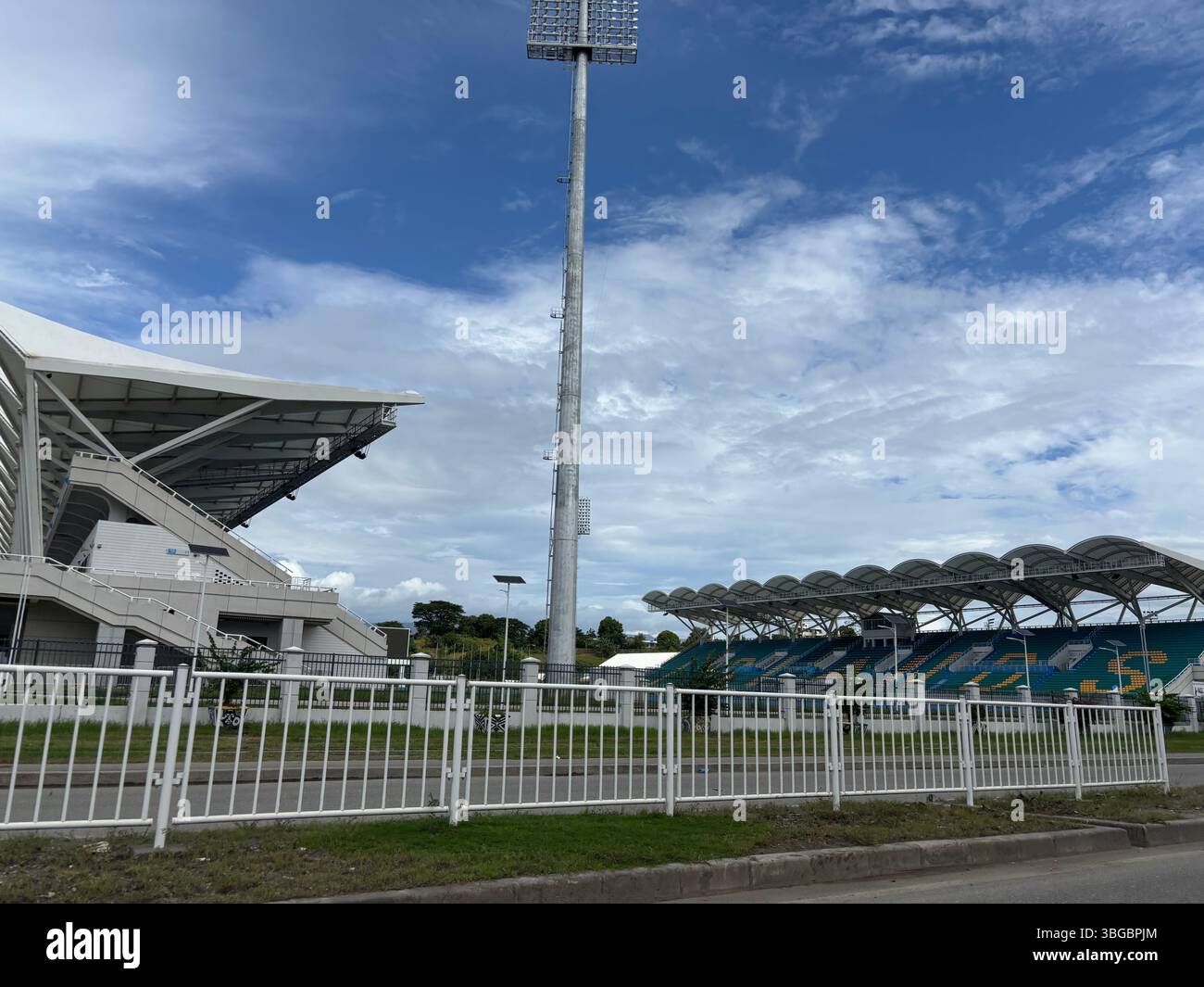 Stadio costruito da compagnie cinesi per i Giochi del Pacifico 2023, Honiara, Isole Salomone. NESSUNA PR - Immagine stock catturata con smartphone