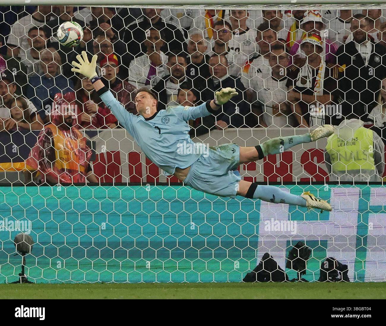 Monaco, Germania. 4 giugno 2025. Il portiere tedesco Marc Andre ter Stegen non riesce a salvare il gol durante la semifinale di UEFA Nations League tra Germania e Portogallo a Monaco, Germania, 4 giugno 2025. Crediti: Philippe Ruiz/Xinhua/Alamy Live News Foto Stock