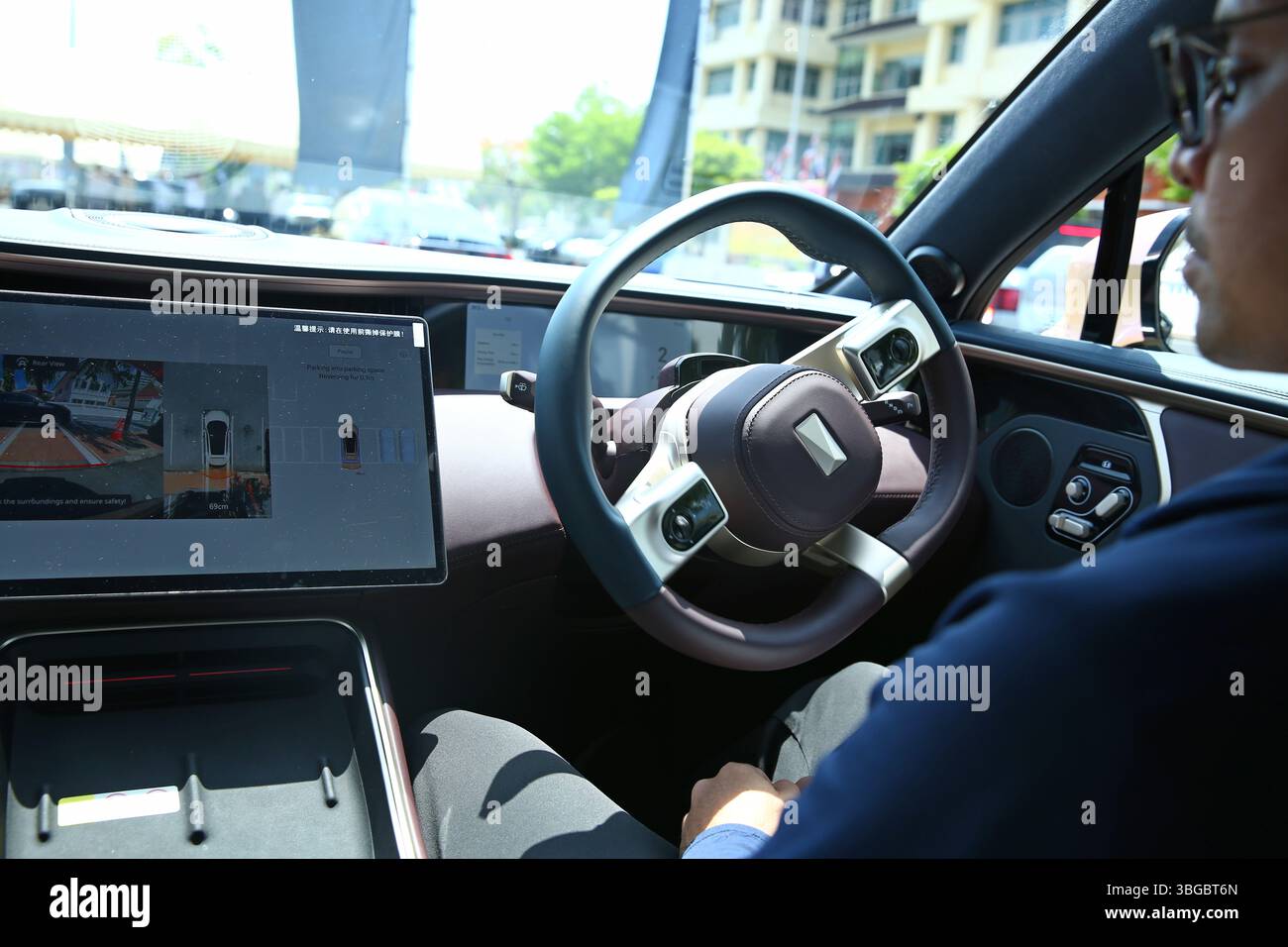 (250605) -- BANGKOK, 5 giugno 2025 (Xinhua) -- Un membro del personale dimostra la funzione di parcheggio autonomo all'interno di un veicolo Avatar durante gli eventi della settimana della sicurezza stradale a Bangkok, Thailandia, 4 giugno 2025. Le case automobilistiche cinesi sono state protagoniste di una mostra tenutasi mercoledì durante gli eventi della settimana della sicurezza stradale organizzati dalla Commissione economica e sociale delle Nazioni Unite per l'Asia e il Pacifico (UNESCAP) a Bangkok, presentando i loro ultimi modelli supportati da tecnologie e sistemi di guida intelligenti leader a livello mondiale. PER ANDARE CON le tecnologie di guida intelligenti della Cina presentate alla sicurezza stradale delle Nazioni Unite Foto Stock