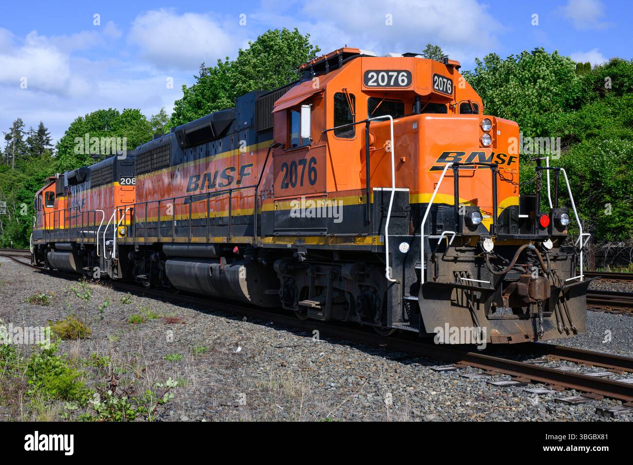 Mukilteo, WA, Stati Uniti d'America - 19 maggio 2025; coppia di locomotive leggere BNSF parcheggiate in primo piano Foto Stock