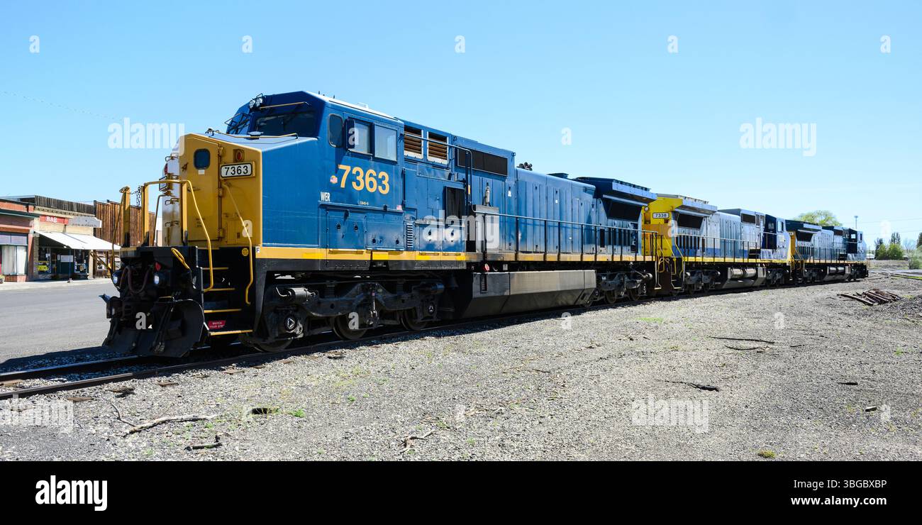 Coulee City, Washington, USA - 1 maggio 2025; locomotive della linea shortline della Washington Eastern Railroad parcheggiate al sole Foto Stock