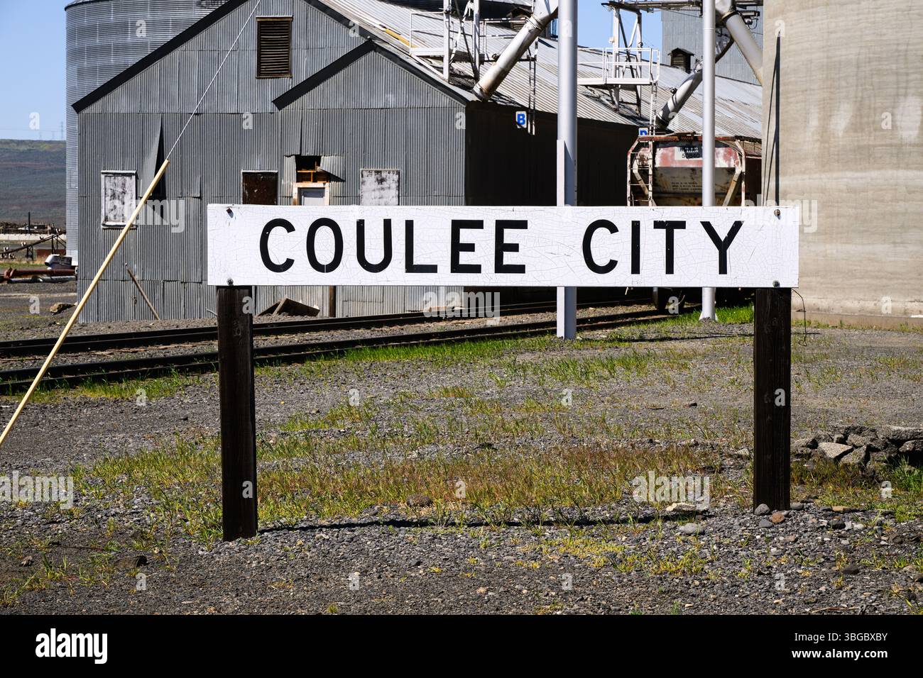Coulee City, Washington, USA - 1° maggio 2025; firma per Coulee City in bianco e nero lungo la ferrovia Foto Stock