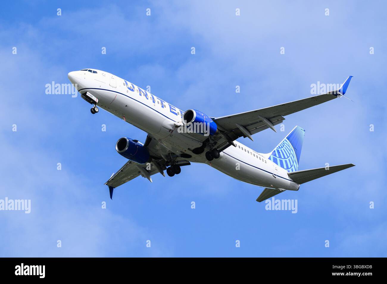 SeaTac, WA, USA - 18 maggio 2025; United Airlines Boeing 737-800 dall'atterraggio Foto Stock