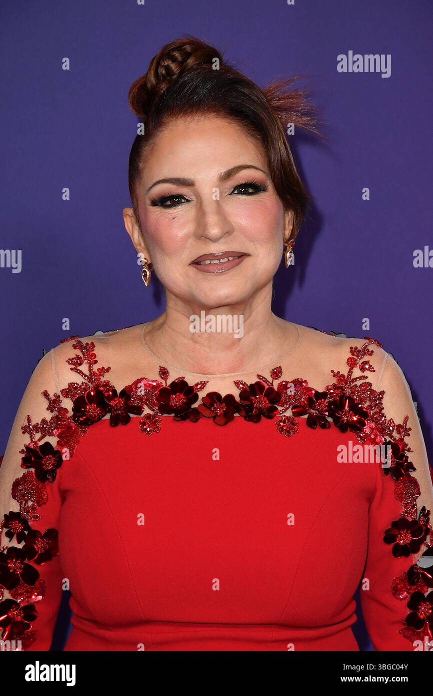 Gloria Estefan partecipa agli American Music Awards 2025 a Fontainebleau. Foto Stock