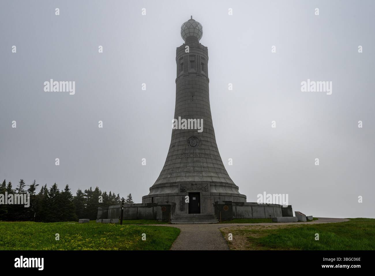 Adams, Massachusetts - 24 maggio 2025: La Veterans War Memorial Tower si trova sulla cima del Monte Greylock, la vetta più alta dello stato del Massachusetts Foto Stock
