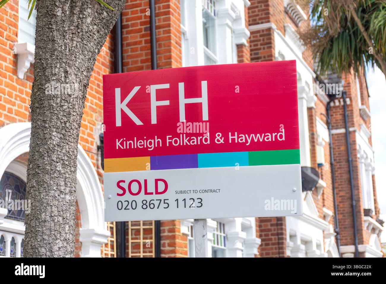 Cartello di vendita proprietà, Wakefield Road, Balham, London Borough of Wandsworth, Greater London, England, Regno Unito Foto Stock