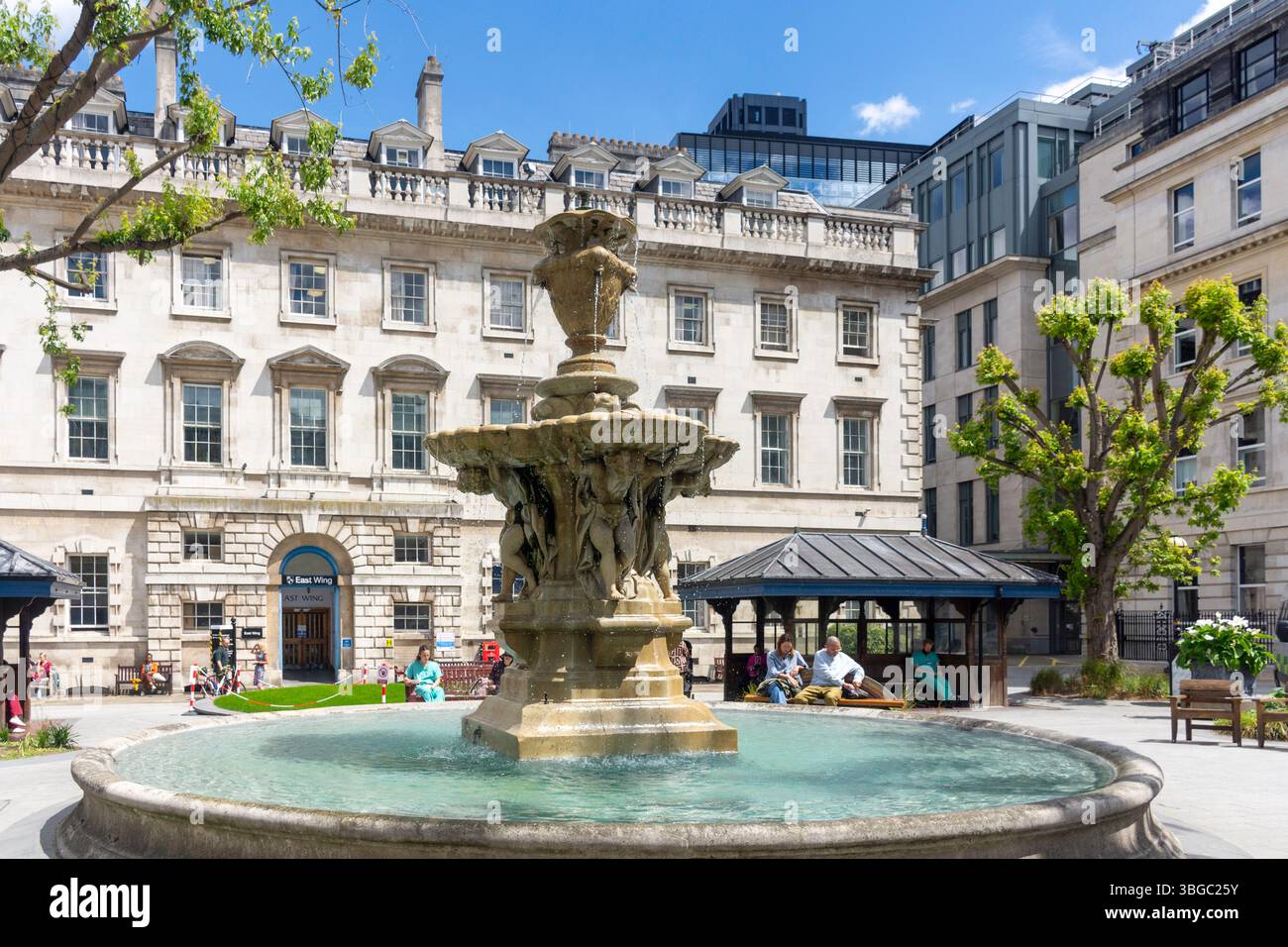 Fontana nel quadrilatero del St Bartholomew's Hospital, West Smithfield, City of London, Greater London, England, Regno Unito Foto Stock