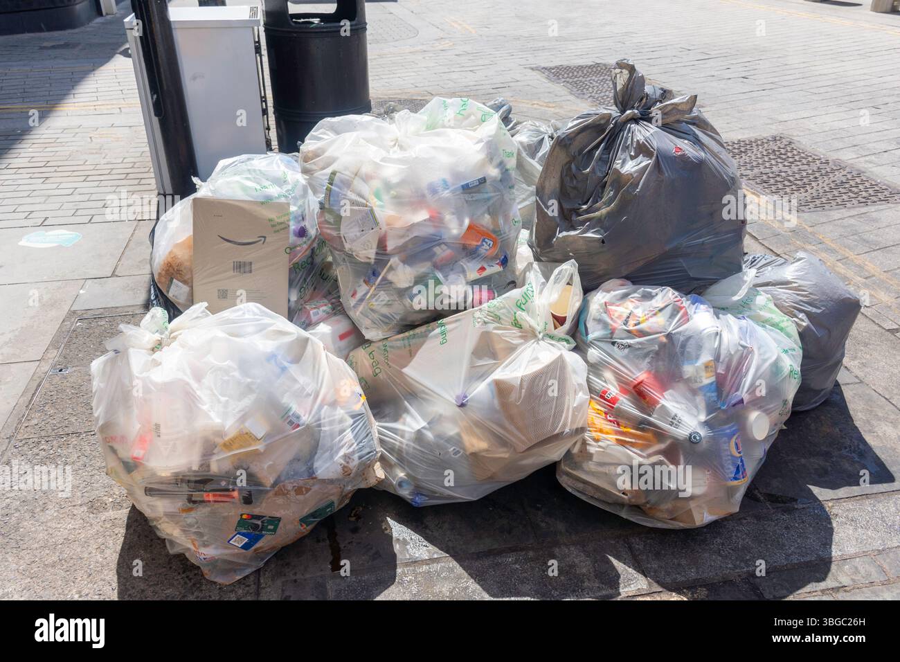 Sacchetti per rifiuti in attesa di essere ritirati sul marciapiede, Cowcross Street, Clerkenwell, London Borough of Islington, Greater London, England, Regno Unito Foto Stock