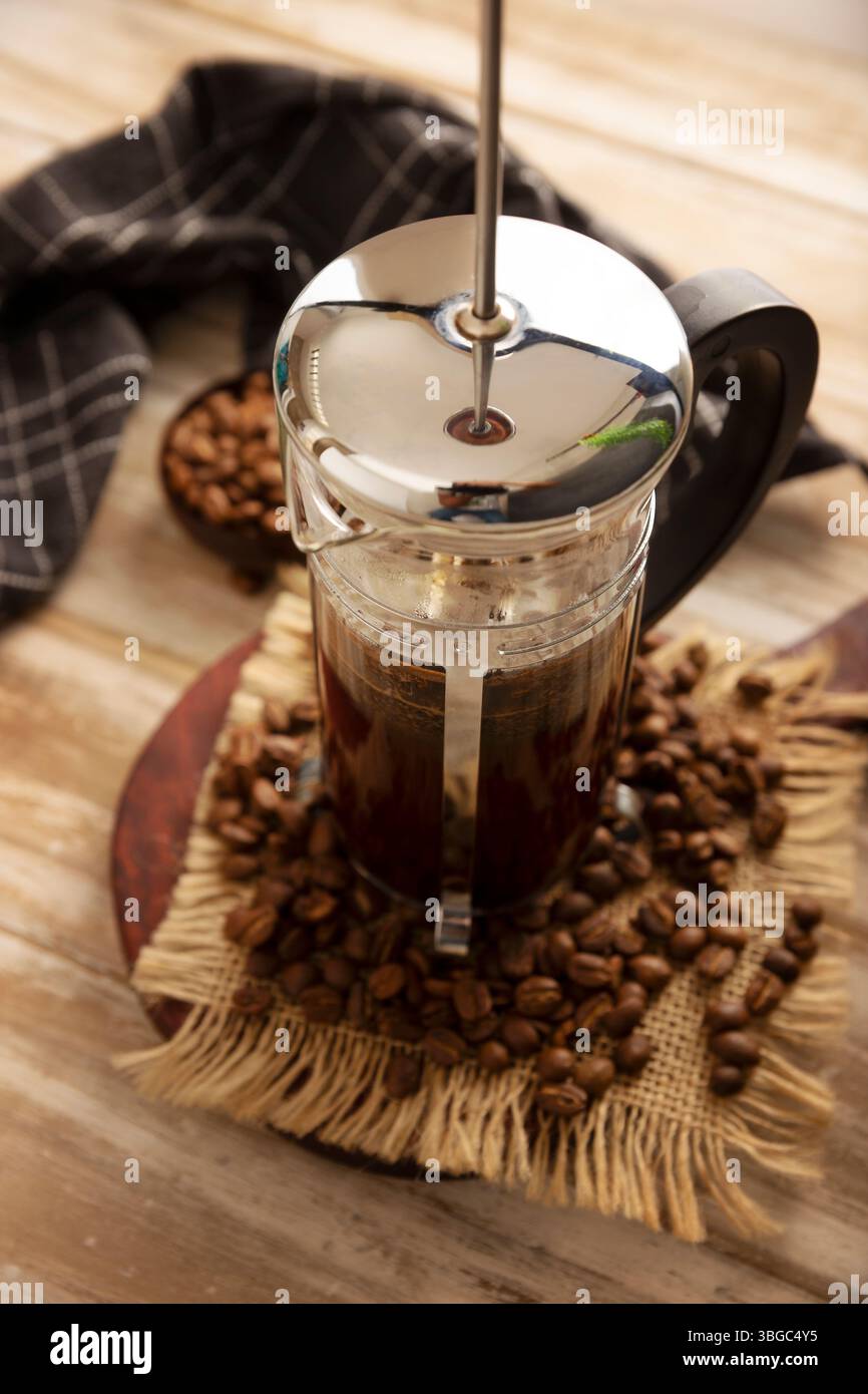 La French press, nota anche come macchina per caffè a pistone o macchina per caffè francese, è un dispositivo semplice per preparare caffè caldo. Foto Stock