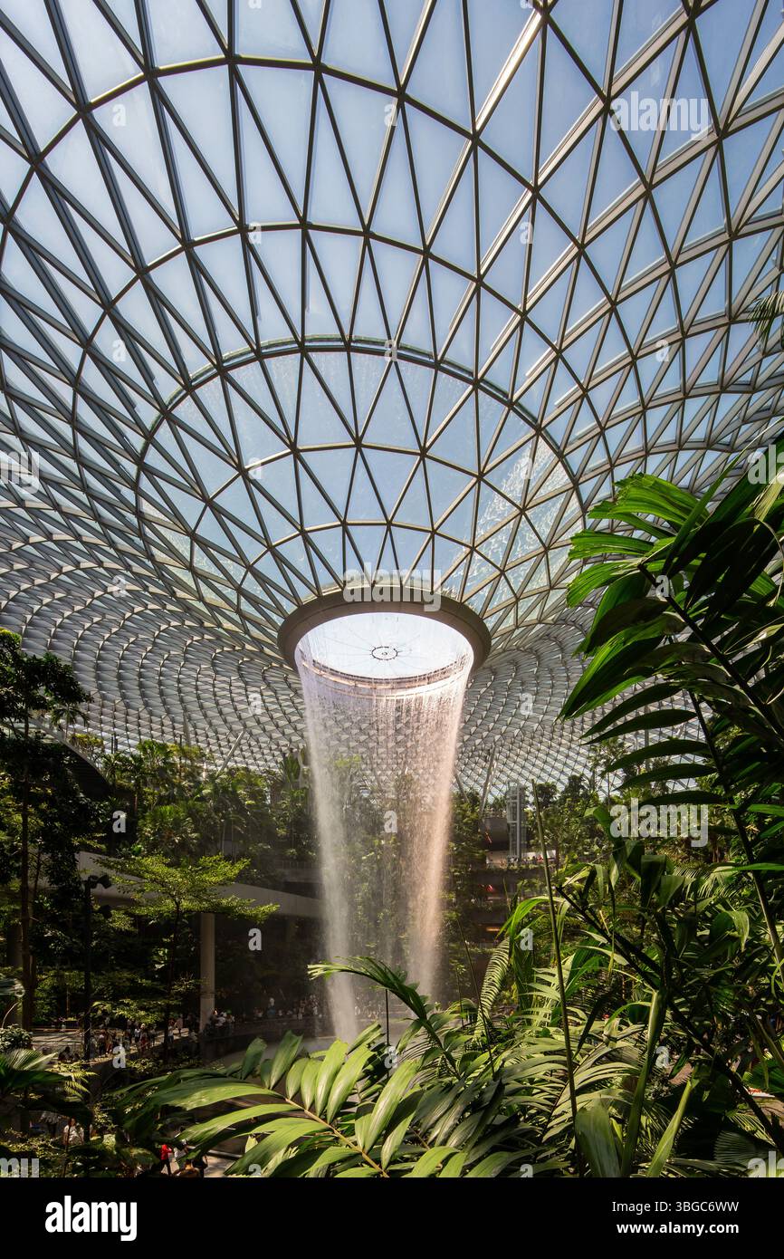 The Rain Vortex all'Aeroporto Jewel Changi di Singapore, la cascata coperta più alta del mondo e una splendida miscela di natura e design architettonico. Foto Stock