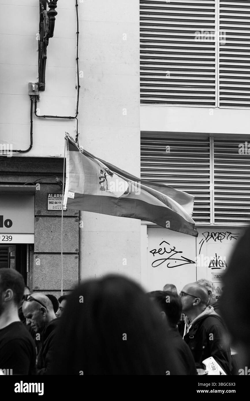 Madrid, Spagna - 23 maggio 2025: marcia pacifica Remigración (reemigrazione) attira oltre 200 partecipanti, potenti appelli alla migrazione, all'identità e alla sovranità Foto Stock