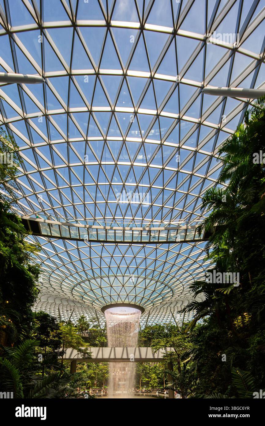 The Rain Vortex all'Aeroporto Jewel Changi, Singapore. La cascata al coperto più alta del mondo e una splendida miscela di natura e architettura. Foto Stock