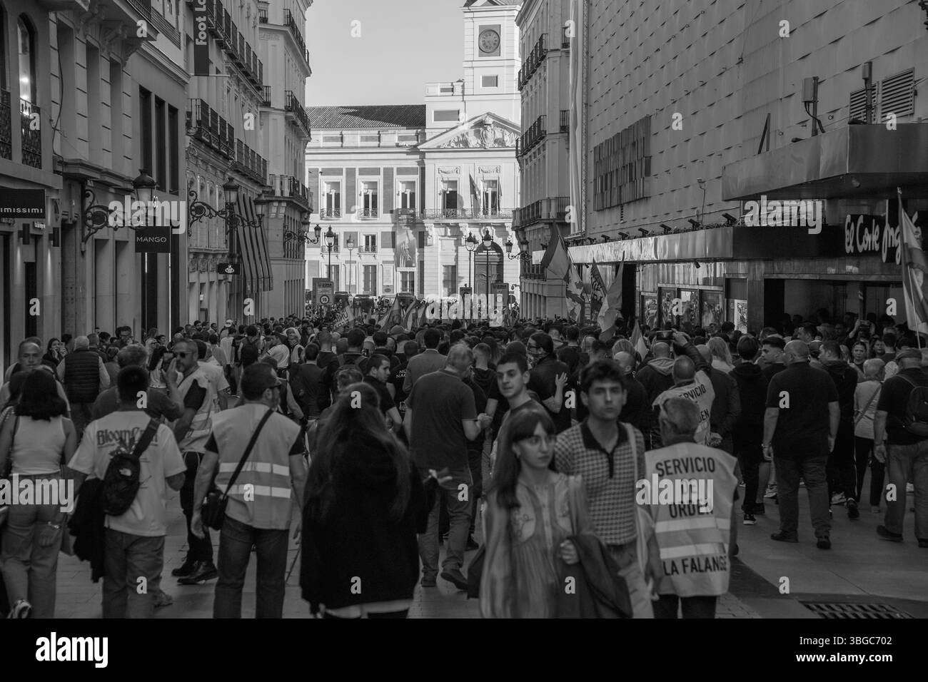 Madrid, Spagna - 23 maggio 2025: marcia pacifica Remigración (reemigrazione) attira oltre 200 partecipanti, potenti appelli alla migrazione, all'identità e alla sovranità Foto Stock
