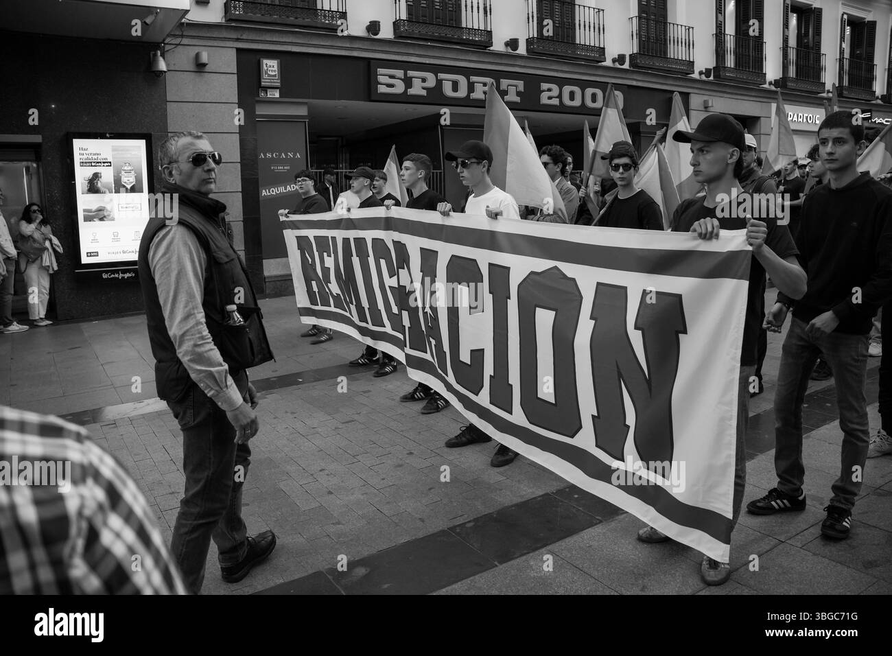 Madrid, Spagna - 23 maggio 2025: marcia pacifica Remigración (reemigrazione) attira oltre 200 partecipanti, potenti appelli alla migrazione, all'identità e alla sovranità Foto Stock