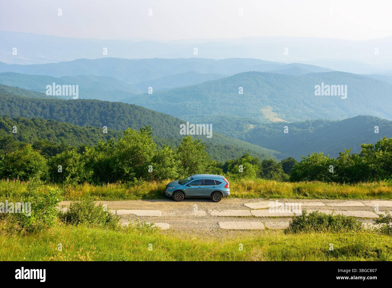perechyn, ucraina - 13 luglio 2021: auto 4wd su una strada di montagna di campagna. honda cr-v per l'avventura su strada ai margini di una collina. splendido paesaggio alpino Foto Stock