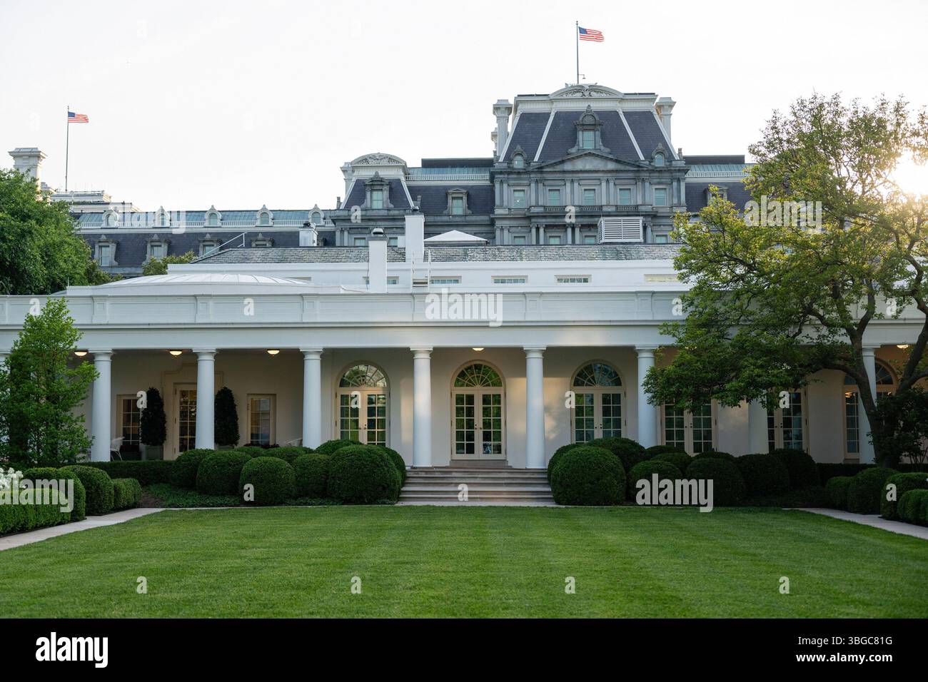 Washington, Stati Uniti. 4 giugno 2025. L'ala ovest della Casa Bianca a Washington, DC, USA, mercoledì 4 giugno, 2025. Trump e i senatori repubblicani hanno discusso i modi per ridurre il limite di deduzione fiscale statale e locale di $ 40.000 nella versione della camera del disegno di legge del presidente sulla riduzione delle tasse, ha detto il leader della maggioranza del Senato John Thune. Foto di Eric Lee/Pool/ABACAPRESS.COM credito: Abaca Press/Alamy Live News Foto Stock