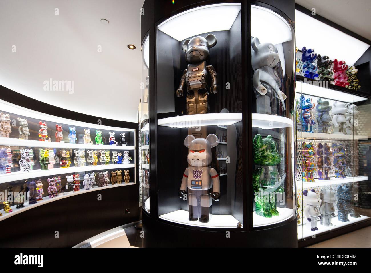 Pezzi di alta qualità Bearbrick esposti all'Action City, Jewel Changi Airport, Singapore. Foto Stock