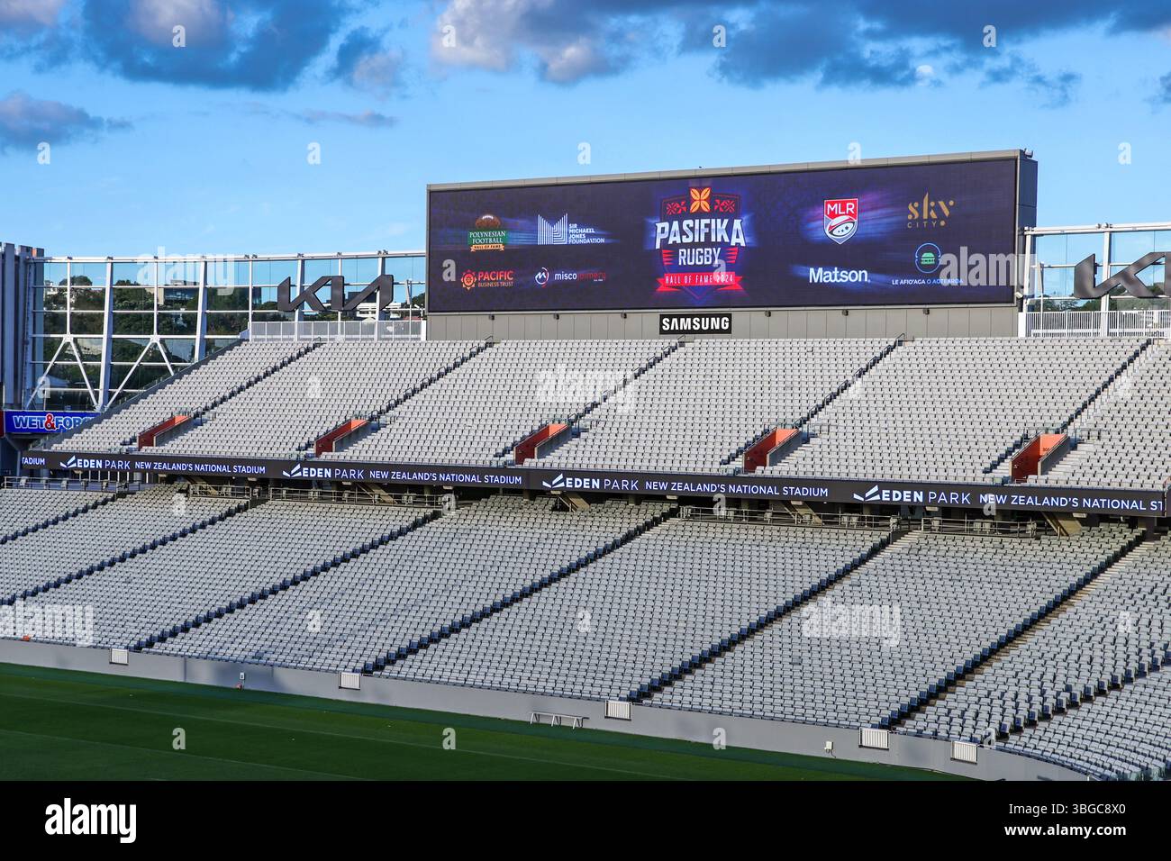 Auckland, nuova Zelanda, 10 aprile 2025. L'est si staglia con il grande schermo all'Eden Park Stadium, lo stadio nazionale della nuova Zelanda. Foto Stock