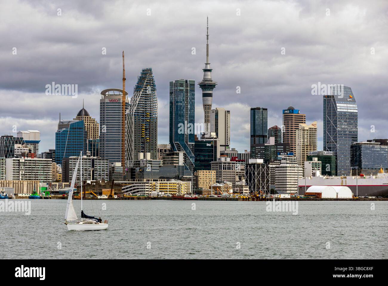 Auckland, nuova Zelanda, 3 giugno 2025. Uno yacht che naviga nel porto con la città e l'ambientazione della Sky Tower. Foto Stock
