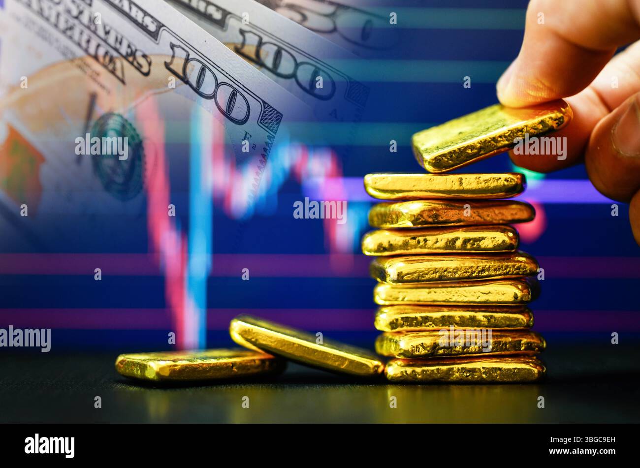 Primo piano mano fotografica che tiene una barra d'oro il grafico a candelabro e sfondo del dollaro statunitense , fluttuazioni del concetto di prezzo dell'oro Foto Stock