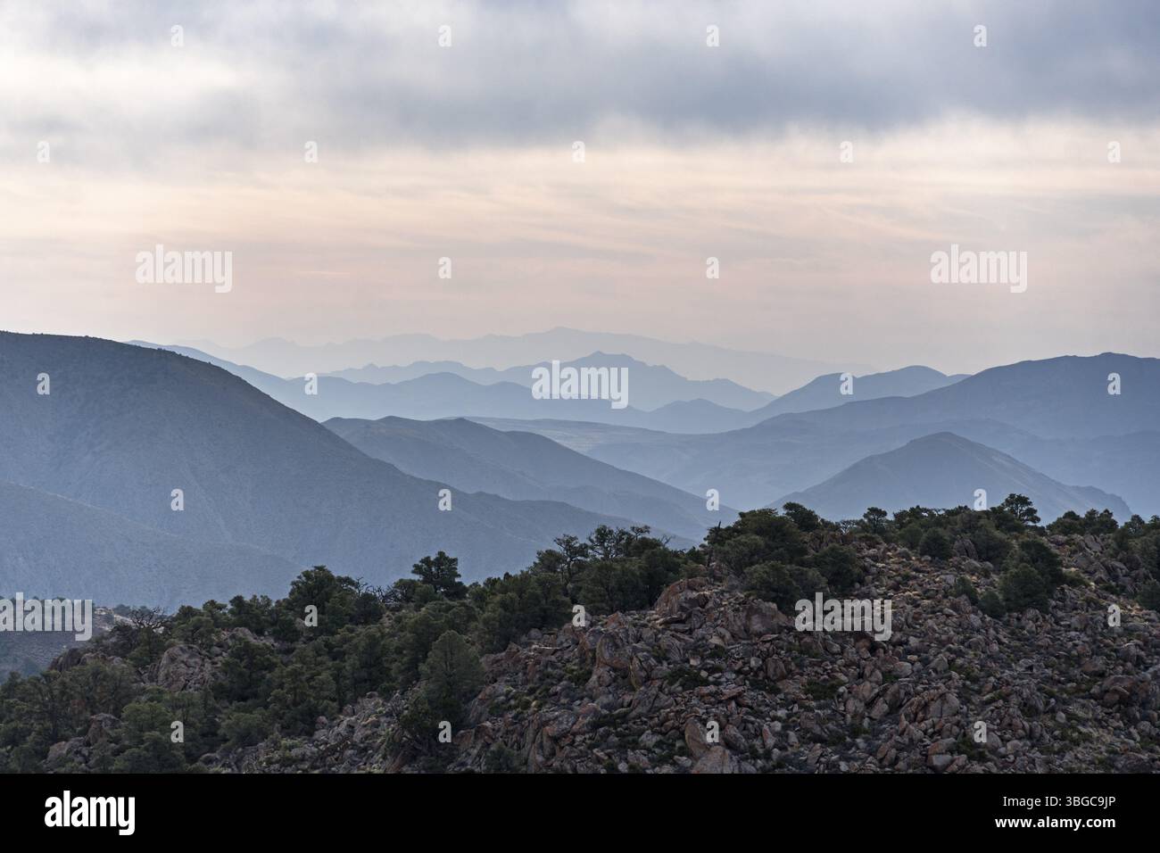paesaggio desertico con più linee dell'orizzonte che si dissolvono nella nebbiosa distanza Foto Stock