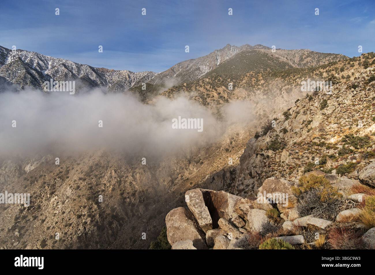 Il monte Inyo sorge sopra le nuvole del McElvoy Canyon lungo il Lonesome Miner Trail nelle Inyo Mountains della California orientale Foto Stock