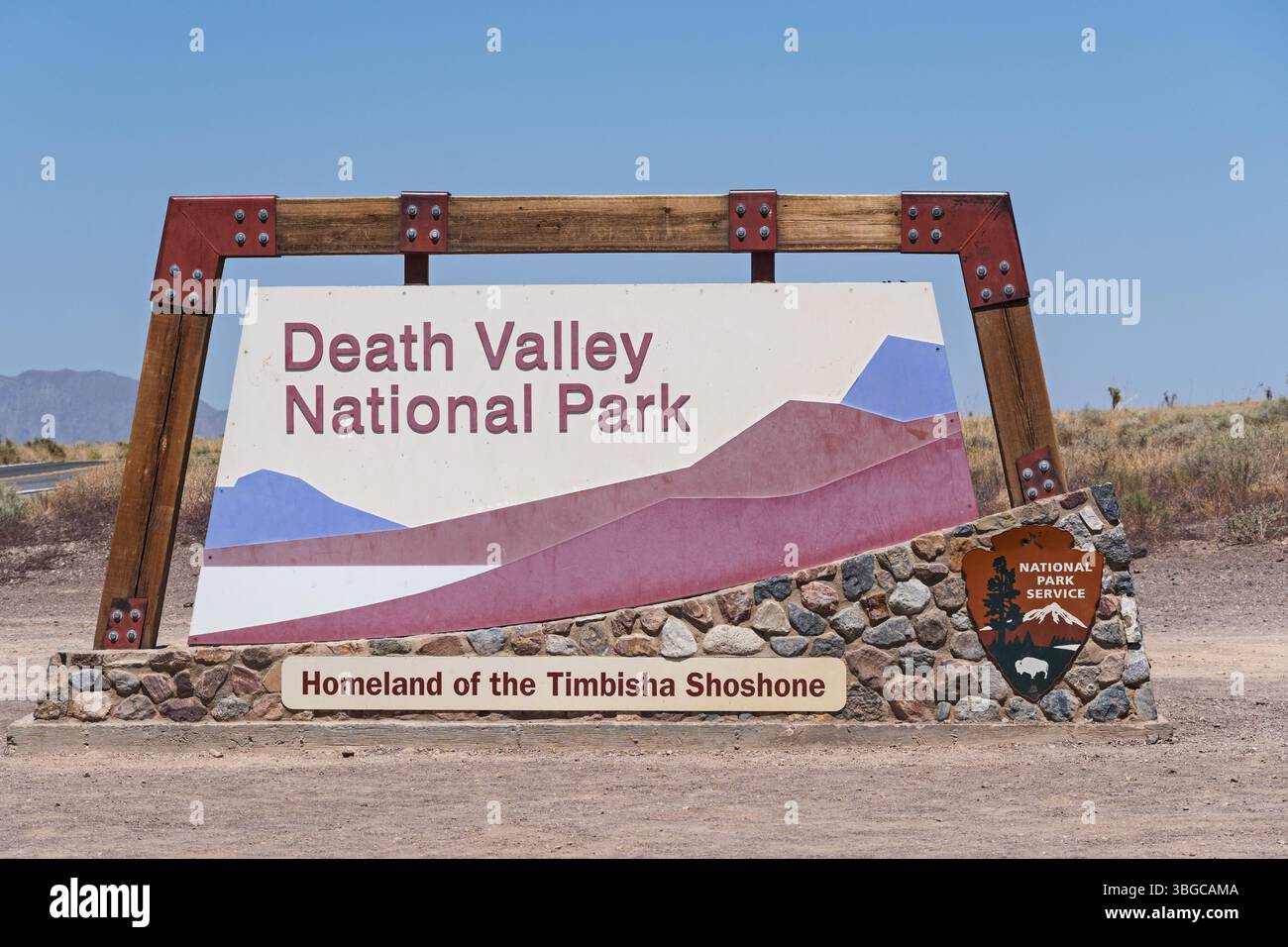 Cartello d'ingresso ovest del Death Valley National Park lungo l'autostrada 190 in California Foto Stock
