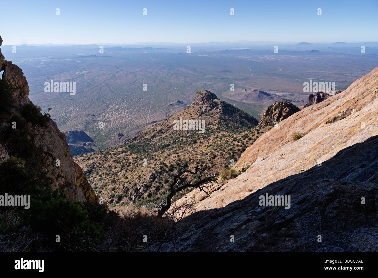 Vista a ovest da Baboquivari Peak in Arizona, affacciata sulla nazione Tohono o'odham Foto Stock
