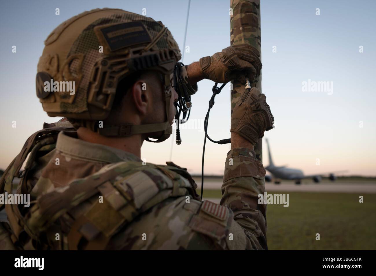 Michael Aponte, specialista di sistemi di trasmissione a radiofrequenza con il 156th Contingency Response Group, Puerto Rico Air National Guard, assembla un'antenna Rolla Tube IM7 durante l'esercitazione Sentry North presso l'Alpena Combat Readiness Training Center, Michigan, 31 maggio 2025. La Sentry North 2025 si è concentrata sull'operare in un ambiente conteso con aerei avversari, jamming elettronico e minacce simulate terra-aria, fornendo un'opportunità di addestramento congiunta di primo piano, garantendo che le unità partecipanti siano pronte al combattimento e interoperabili in ambienti operativi limitati Foto Stock