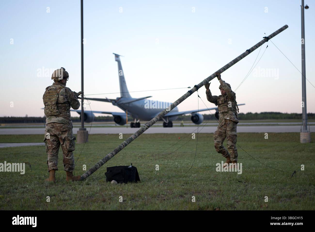 Da sinistra, U.S. Air Force Senior Airman Israel Toro e Airman 1st Class Michael Aponte, entrambi, specialisti di sistemi di trasmissione a radiofrequenza con il 156th contingency Response Group, Puerto Rico Air National Guard, assemblano un'antenna Rolla Tube IM7 durante l'esercitazione Sentry North presso l'Alpena Combat Readiness Training Center, Michigan, 31 maggio 2025. La Sentry North 2025 si è concentrata sull'operare in un ambiente conteso con aerei avversari, jamming elettronico e minacce simulate terra-aria, fornendo un'opportunità di addestramento congiunta di primo piano, assicurando che le unità partecipanti siano pronte al combattimento e inte Foto Stock