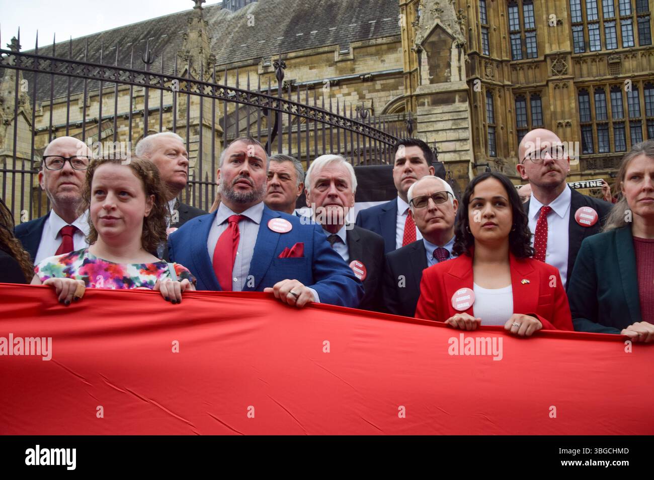 Londra, Regno Unito. 4 giugno 2025. Vari parlamentari, tra cui John McDonnell, Richard Burgon, Neil Duncan-Jordan, Brian Leishman, e Nadia Whittome si unisce ai manifestanti pro-palestinesi al di fuori delle camere del Parlamento che chiedono un embargo sulle armi contro Israele, che Israele interrompe i suoi attacchi a Gaza, e che gli aiuti vengono erogati per la popolazione affamata. Centinaia di manifestanti tenevano un lungo tessuto rosso intorno al parlamento, simboleggiando le "linee rosse” attraversate da Israele. Crediti: Vuk Valcic/Alamy Live News Foto Stock