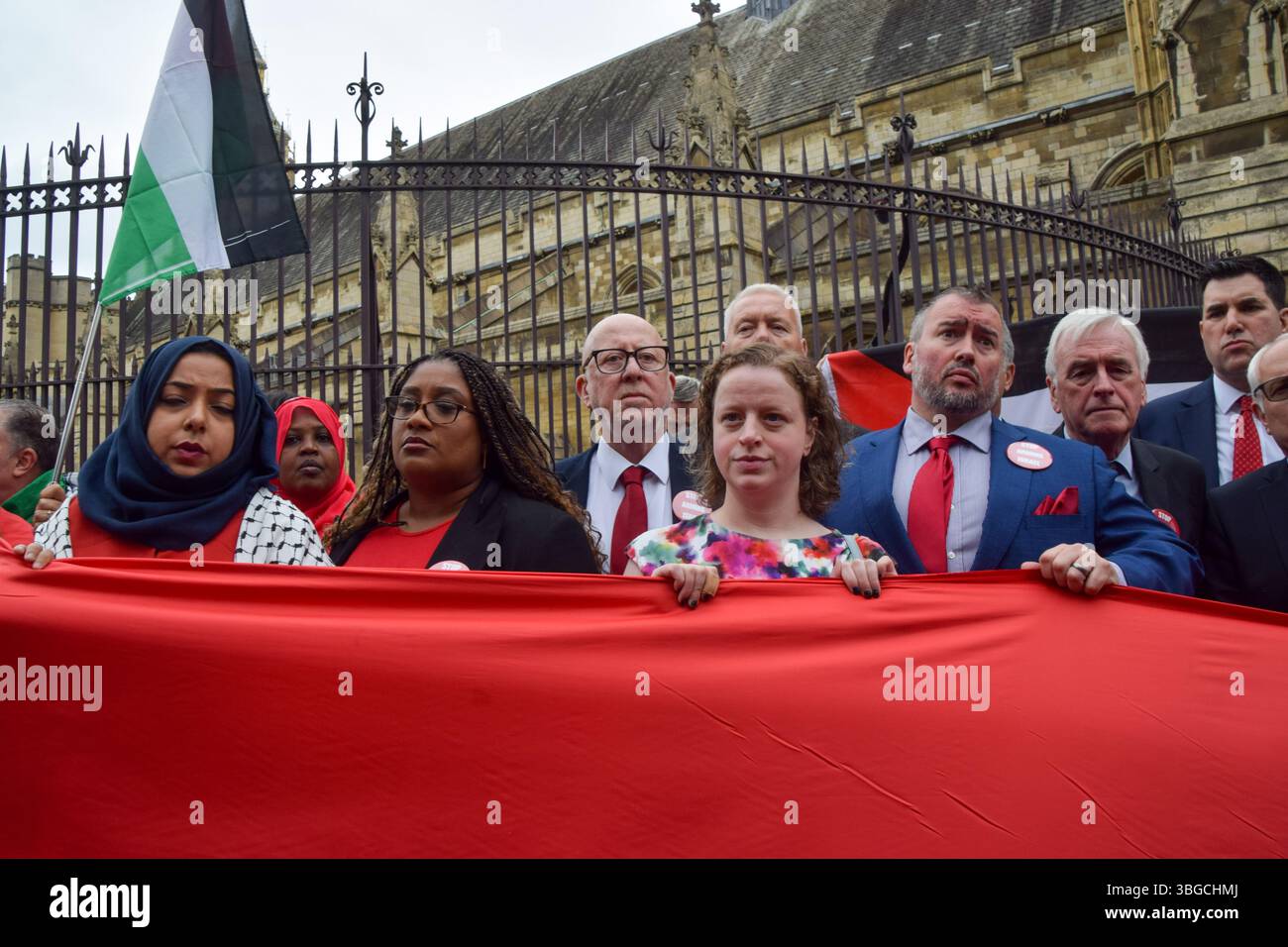 Londra, Regno Unito. 4 giugno 2025. Diversi parlamentari si uniscono ai manifestanti pro-palestinesi al di fuori delle camere del Parlamento chiedendo un embargo sulle armi contro Israele, che Israele fermi i suoi attacchi a Gaza e che gli aiuti siano erogati alla popolazione affamata. Centinaia di manifestanti tenevano un lungo tessuto rosso intorno al parlamento, simboleggiando le "linee rosse” attraversate da Israele. Crediti: Vuk Valcic/Alamy Live News Foto Stock